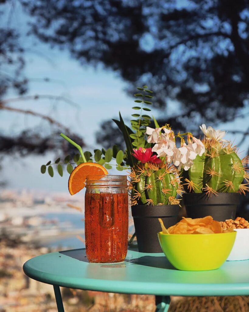 Per un momento di relax, il nostro bar, aperto tutti i pomeriggi da Marzo, perfetto per uno snack o un aperitivo VISTA MARE!